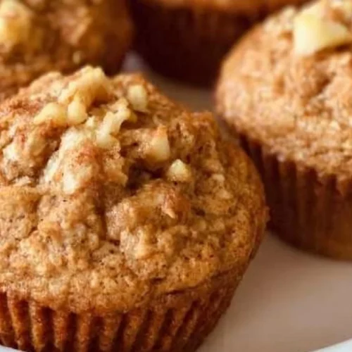 entrée Freshly baked apple cinnamon oat muffins on a wooden table